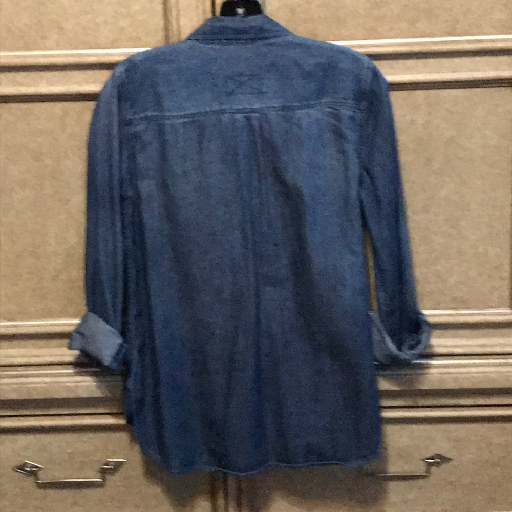 LIGHTWEIGHT DENIM BLUE BUTTON DOWN SHIRT - Picture 3 of 5